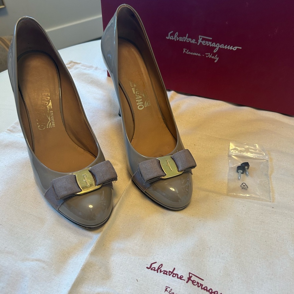 Ferragamo Vara Bow Heels Pumps Shoes Patent High Heel Grey Opal 9 US/ 39